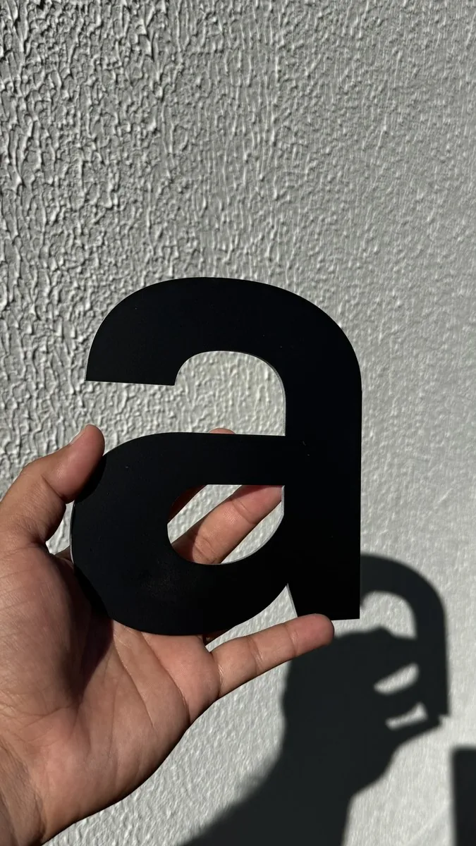 Letra recortada em acrílico — acabamento