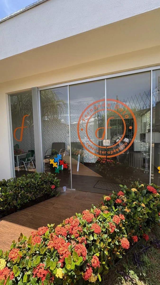 Adesivo aplicado em vitrine de clínica